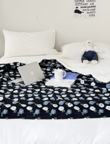 91家纺网 家纺一手货源 找家纺 萝莉家纺 2023新款韩国订货热销款羊毛绒毯 蓝色雏菊