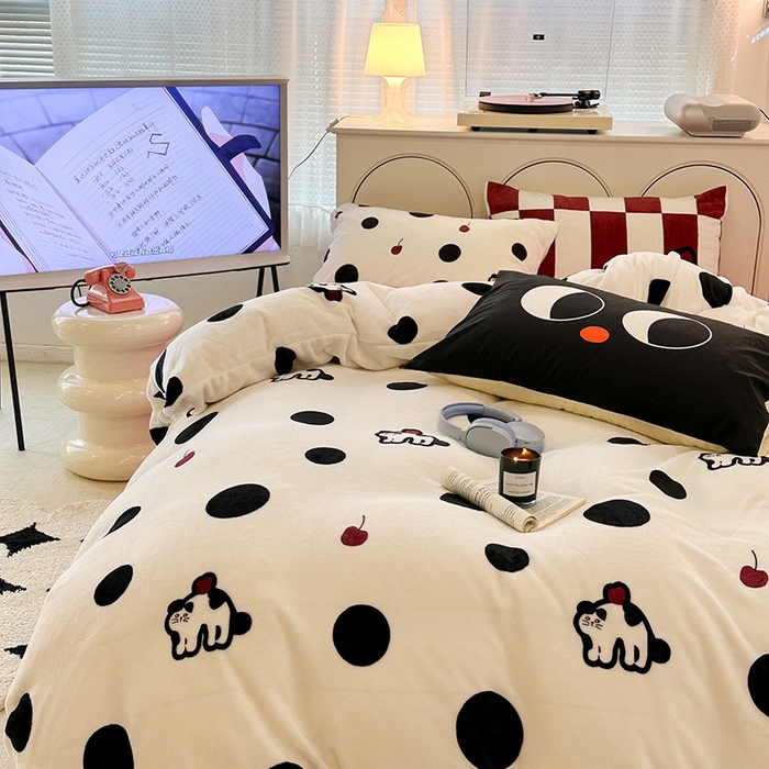 91家纺网 家纺一手货源 找家纺 昔可家纺 2023新款大版印花枕套牛奶绒系列四件套 波点猫