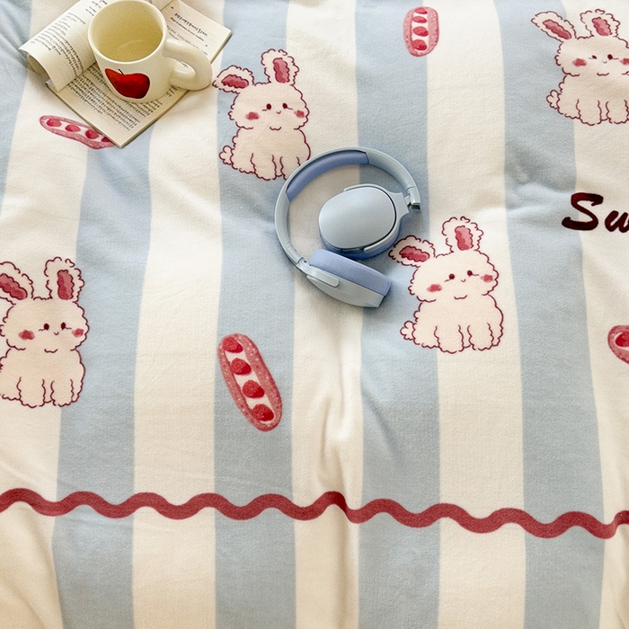 91家纺网 家纺一手货源 找家纺 昔可家纺 2023新款大版数码印花保暖牛奶绒四件套 草莓魔法棒兔