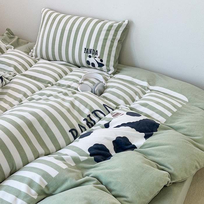 91家纺网 家纺一手货源 找家纺 昔可家纺 2023新款大版数码印花保暖牛奶绒四件套 趴趴熊猫