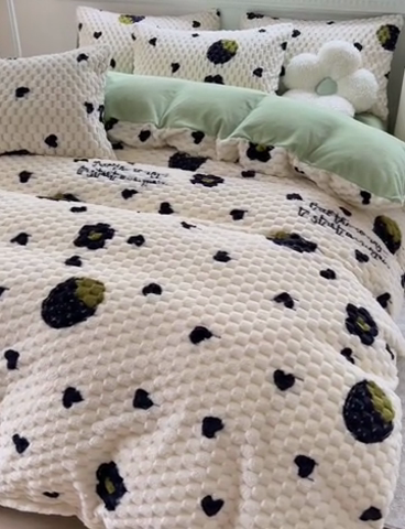 91家纺网 家纺一手货源 找家纺 宜代光年 2023新款豆豆绒提花四件套 大豆绒-黑草莓