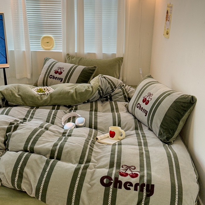 91家纺网 家纺一手货源 找家纺 昔可家纺 2023新款大版数码印花保暖牛奶绒四件套 复古丝带樱桃