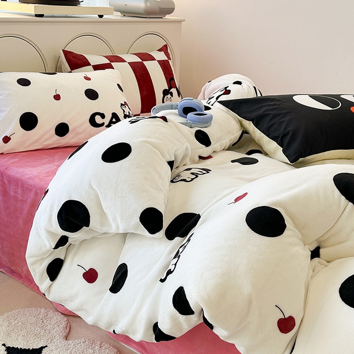 91家纺网 家纺一手货源 找家纺 昔可家纺 2023新款大版印花枕套牛奶绒系列四件套 波点猫