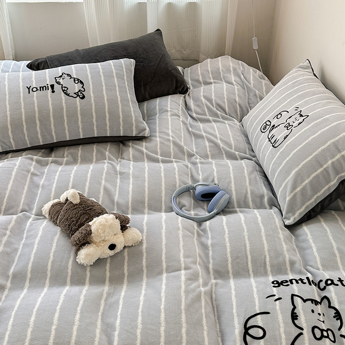 91家纺网 家纺一手货源 找家纺 昔可家纺 2023新款大版数码印花保暖牛奶绒四件套 灰条绅士猫