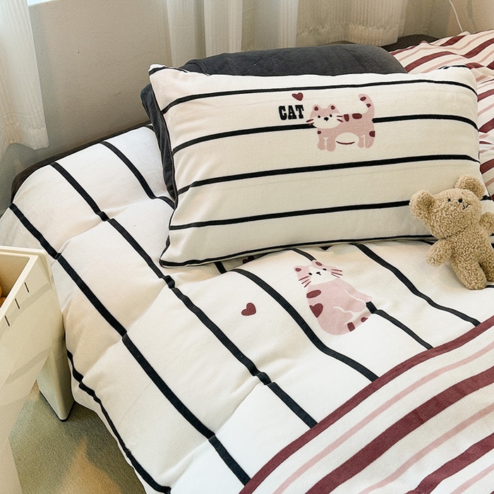 91家纺网 家纺一手货源 找家纺 昔可家纺 2023新款大版数码印花保暖牛奶绒四件套 拼接条纹爱心猫