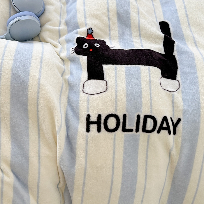 91家纺网 家纺一手货源 找家纺 昔可家纺 2023新款大版数码印花保暖牛奶绒四件套 绿苹果小黑猫