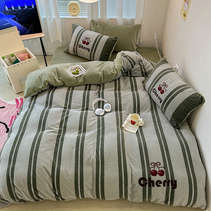 91家纺网 家纺一手货源 找家纺 昔可家纺 2023新款大版数码印花保暖牛奶绒四件套 复古丝带樱桃