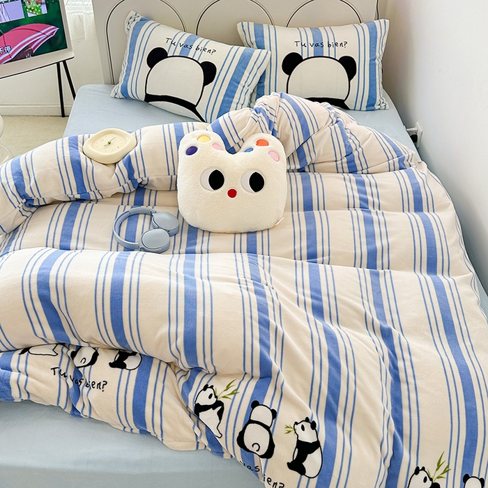 91家纺网 家纺一手货源 找家纺 昔可家纺 2023新款大版印花枕套牛奶绒系列四件套 竖条熊猫