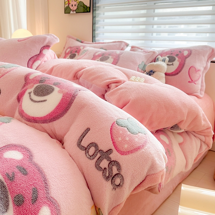 91家纺网 家纺一手货源 找家纺 美莱 2023爆款雪花绒四件套法莱绒牛奶绒被套量大价格优惠 草莓熊