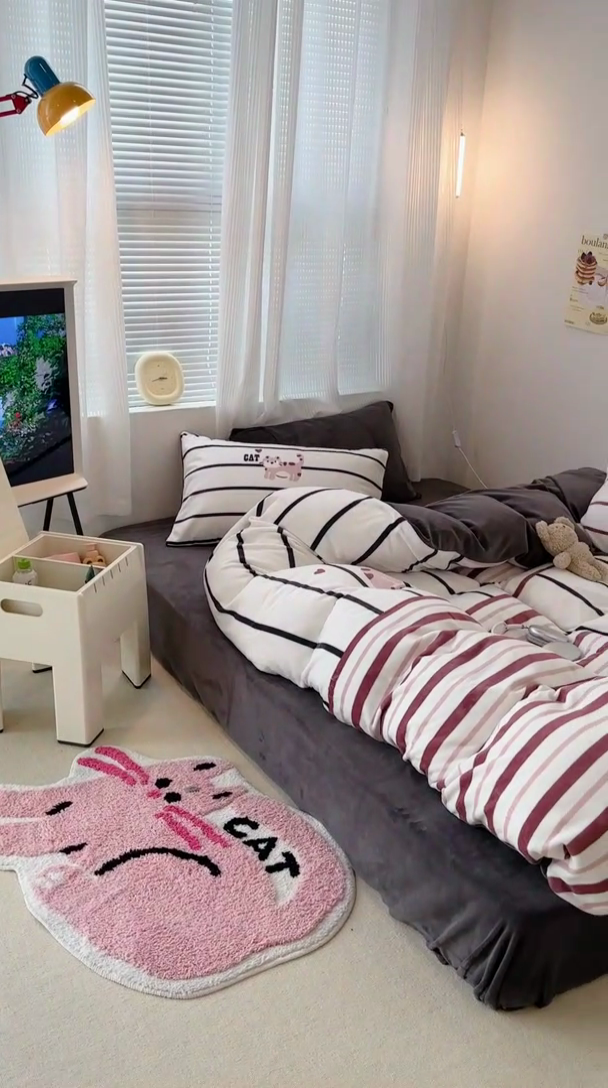 91家纺网 家纺一手货源 找家纺 昔可家纺 2023新款大版数码印花保暖牛奶绒四件套 拼接条纹爱心猫