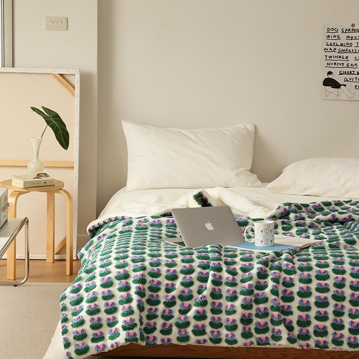 91家纺网 家纺一手货源 找家纺 萝莉家纺 2023新款韩国订货热销款羊毛绒毯 花朵朵