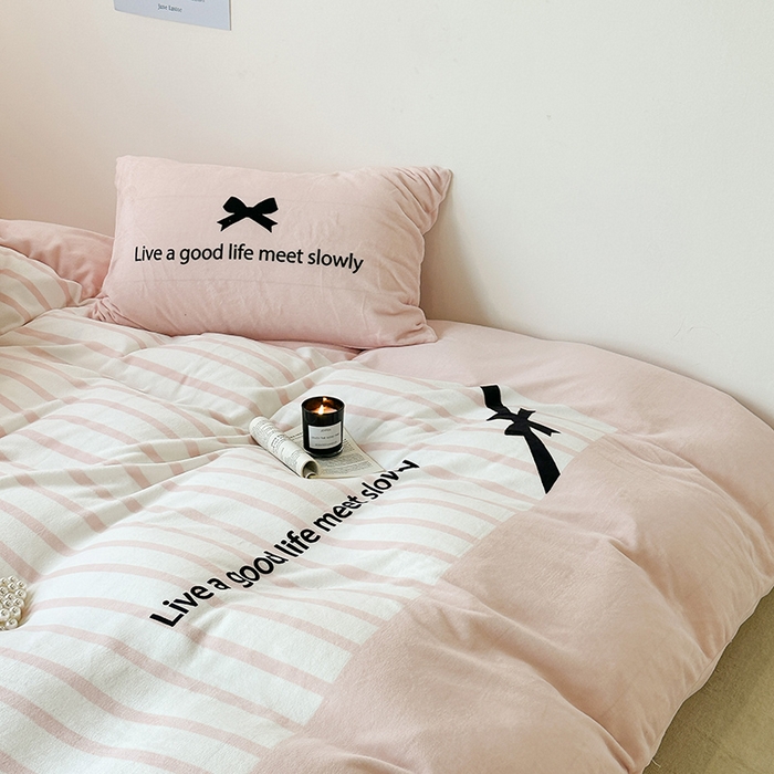 91家纺网 家纺一手货源 找家纺 昔可家纺 2023新款大版数码印花保暖牛奶绒四件套 粉色赫本蝴蝶结