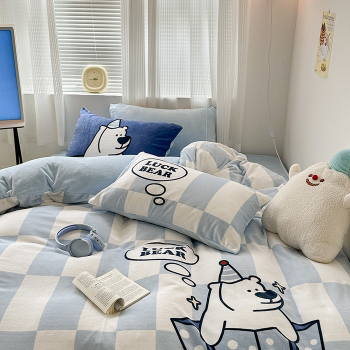 91家纺网 家纺一手货源 找家纺 昔可家纺 2023新款大版数码印花保暖牛奶绒四件套 蓝格礼物熊