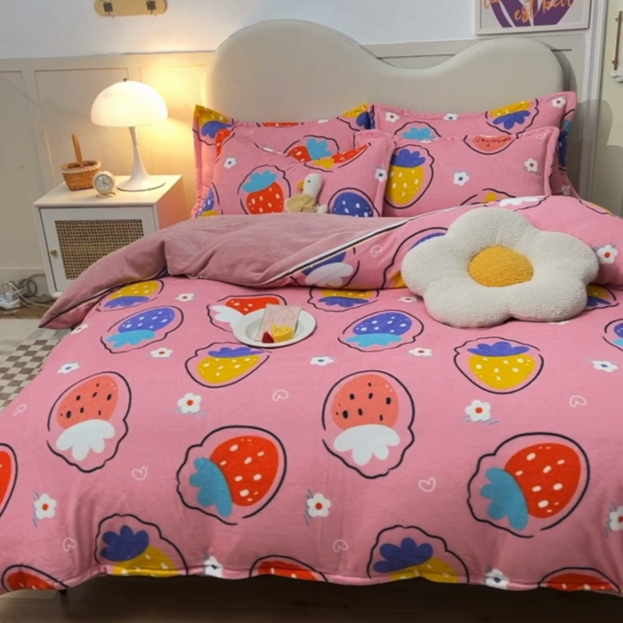 91家纺网 家纺一手货源 找家纺 甜之梦家纺 2025新款印花牛奶绒单品四件套粉红草莓