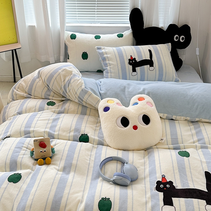 91家纺网 家纺一手货源 找家纺 昔可家纺 2023新款大版数码印花保暖牛奶绒四件套 绿苹果小黑猫