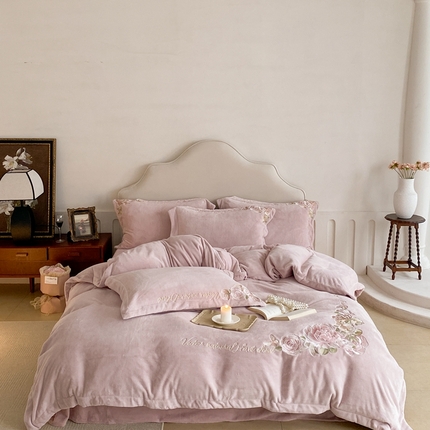 91家纺网 家纺一手货源 找家纺 （总）馨蕊家居 2023新款300克极细腻超柔煦暖绒四件套-绒白月光