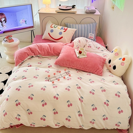 91家纺网 家纺一手货源 找家纺 昔可家纺 2023新款大版印花枕套牛奶绒系列四件套 叶子樱桃