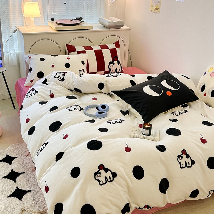 91家纺网 家纺一手货源 找家纺 昔可家纺 2023新款大版印花枕套牛奶绒系列四件套 波点猫