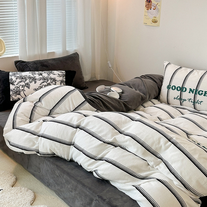 91家纺网 家纺一手货源 找家纺 昔可家纺 2023新款大版数码印花保暖牛奶绒四件套 黑条茶歇花