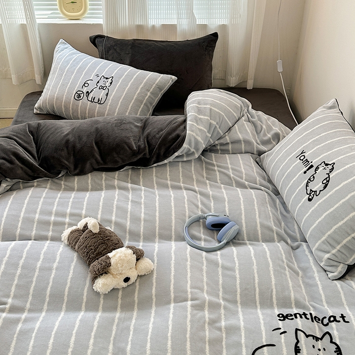91家纺网 家纺一手货源 找家纺 昔可家纺 2023新款大版数码印花保暖牛奶绒四件套 灰条绅士猫