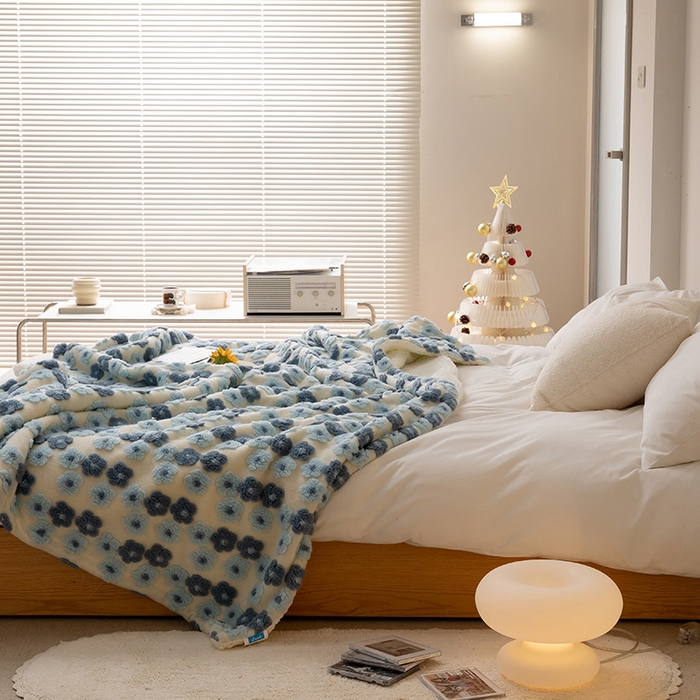 91家纺网 家纺一手货源 找家纺 萝莉家纺 2023新款韩国订货热销款羊毛绒毯 提花兰色