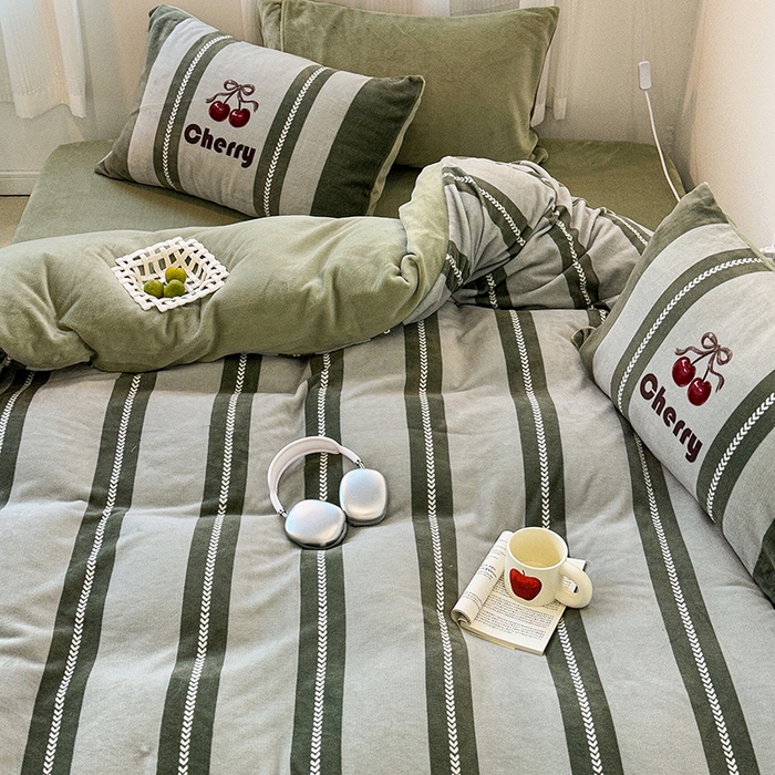 91家纺网 家纺一手货源 找家纺 昔可家纺 2023新款大版数码印花保暖牛奶绒四件套 复古丝带樱桃