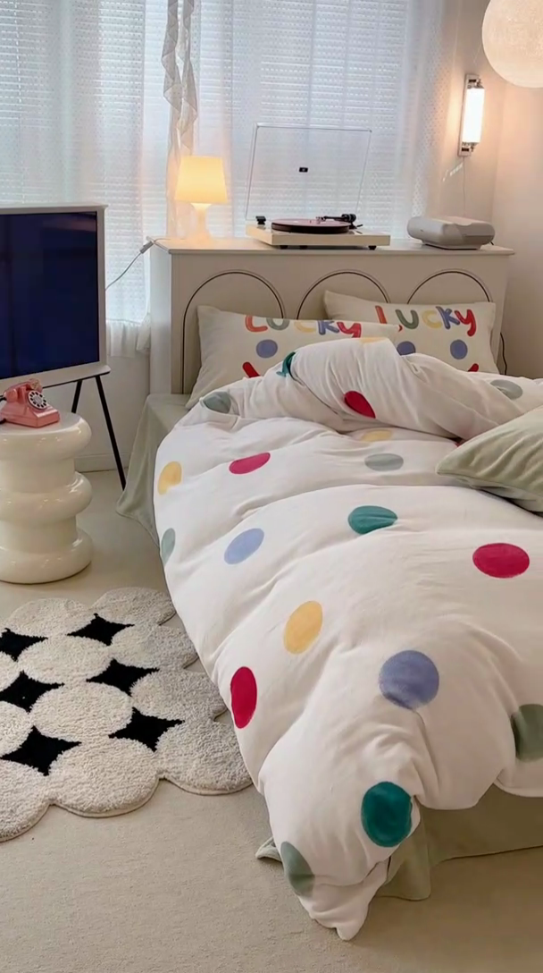 91家纺网 家纺一手货源 找家纺 昔可家纺 2023新款大版印花枕套牛奶绒系列四件套 彩色波点