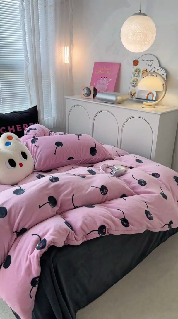 91家纺网 家纺一手货源 找家纺 昔可家纺 2023新款大版印花枕套牛奶绒系列四件套 黑粉樱桃