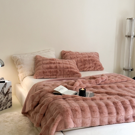 91家纺网 家纺一手货源 找家纺 云上 2023新款云上毛毯毯-丹麦雕大方格 丹麦雕-干枯玫瑰