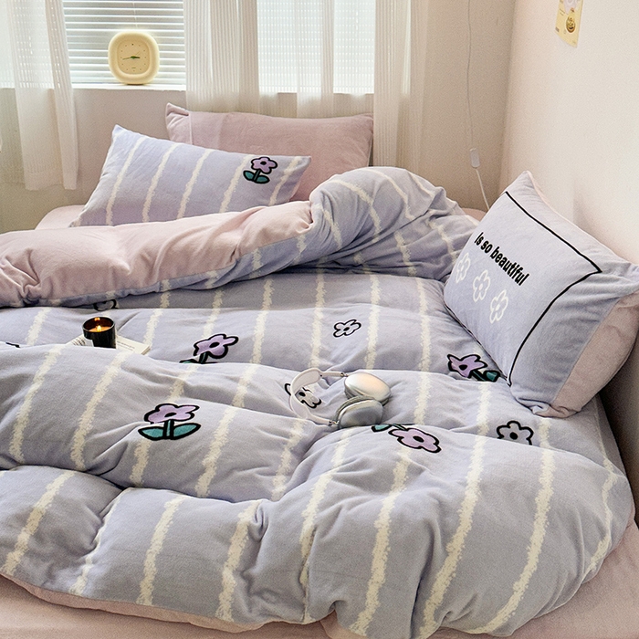 91家纺网 家纺一手货源 找家纺 昔可家纺 2023新款大版数码印花保暖牛奶绒四件套 竖条紫花