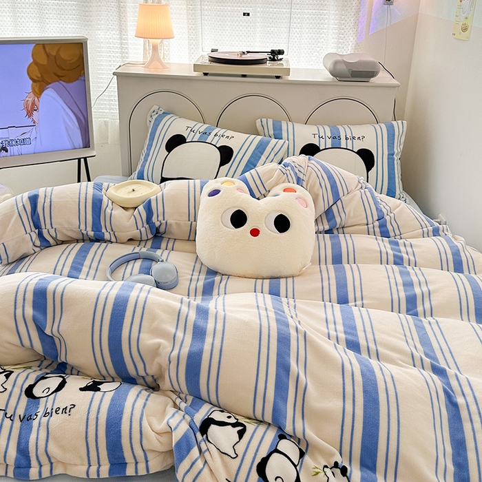 91家纺网 家纺一手货源 找家纺 昔可家纺 2023新款大版印花枕套牛奶绒系列四件套 竖条熊猫