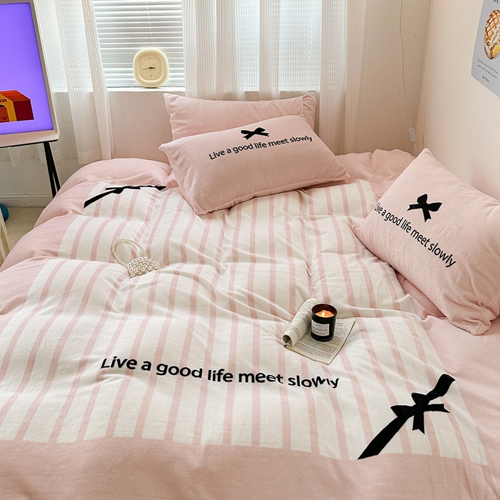 91家纺网 家纺一手货源 找家纺 昔可家纺 2023新款大版数码印花保暖牛奶绒四件套 粉色赫本蝴蝶结