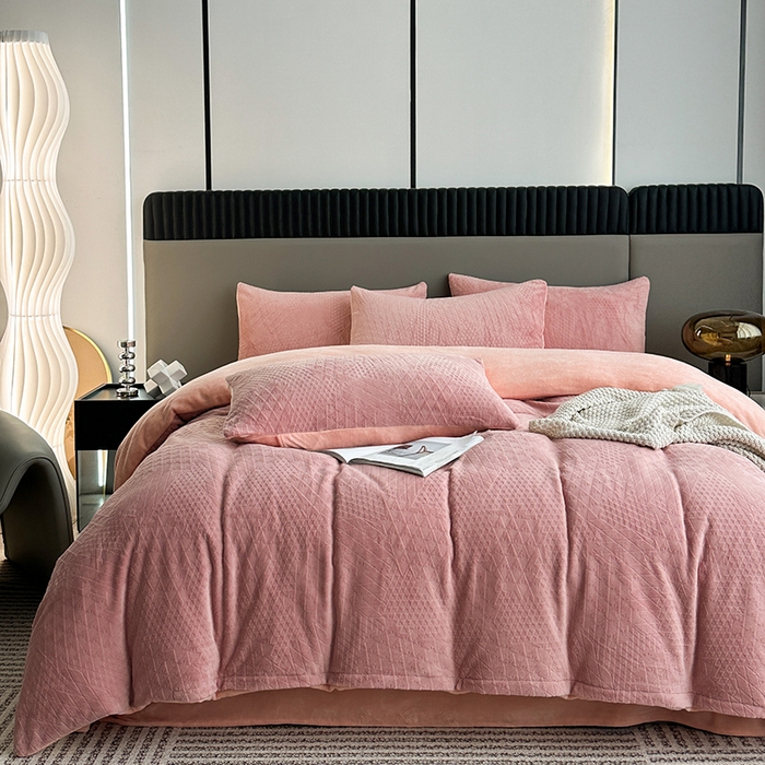 91家纺网 家纺一手货源 找家纺 铠畅家纺 2023爆款A类230g立体雕花牛奶绒四件套 七巧板粉