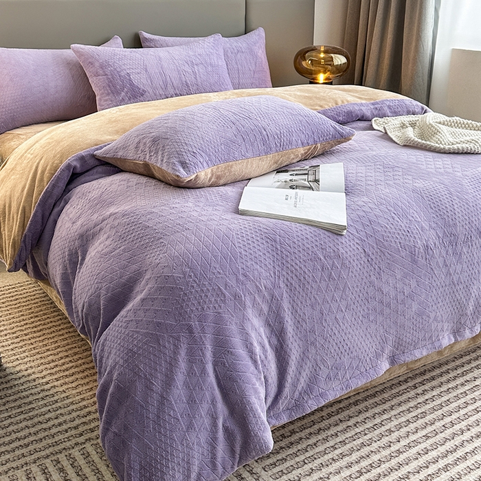 91家纺网 家纺一手货源 找家纺 铠畅家纺 2023爆款A类230g立体雕花牛奶绒四件套 七巧板紫