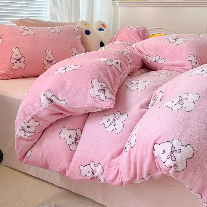 91家纺网 家纺一手货源 找家纺 昔可家纺  2023新款高克重印花牛奶绒卡通系列四件套 多巴胺兔兔