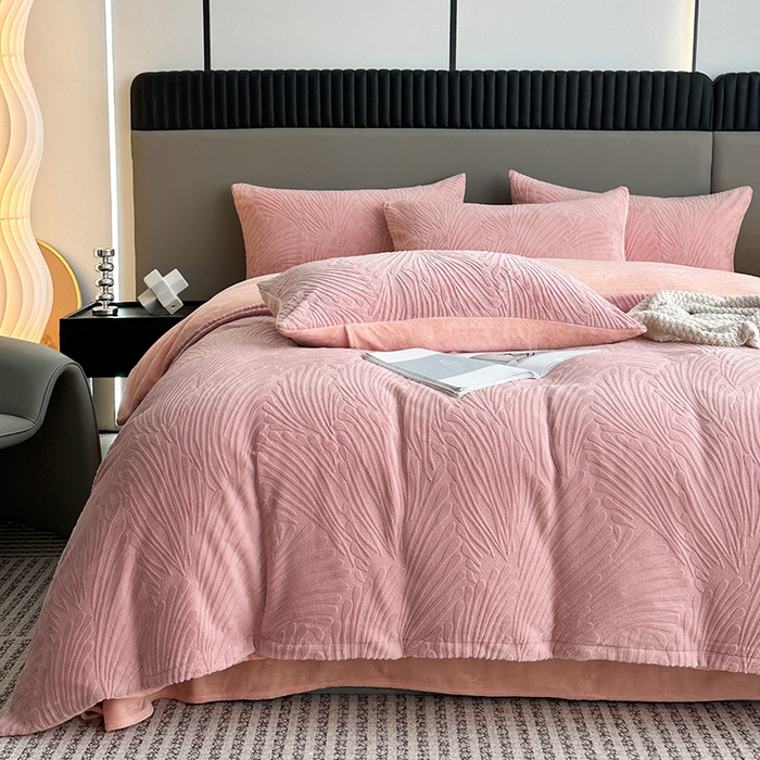 91家纺网 家纺一手货源 找家纺 铠畅家纺 2023爆款A类230g立体雕花牛奶绒四件套 大浪淘沙花型-粉