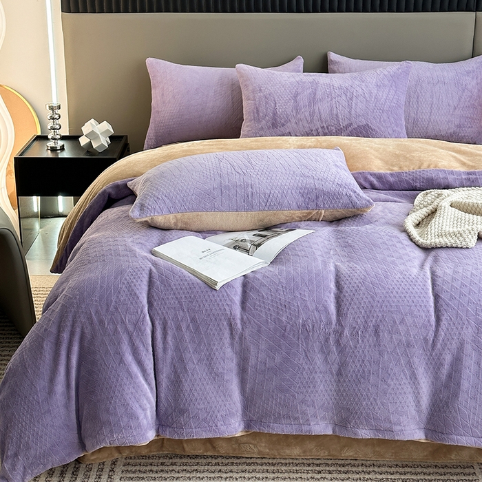 91家纺网 家纺一手货源 找家纺 铠畅家纺 2023爆款A类230g立体雕花牛奶绒四件套 七巧板紫