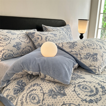 91家纺网 家纺一手货源 找家纺 桃子家居 2023新款A类高克重230克法式轻奢复古着色烂花雕花缦格加厚牛奶绒四件套 缦格复古蓝