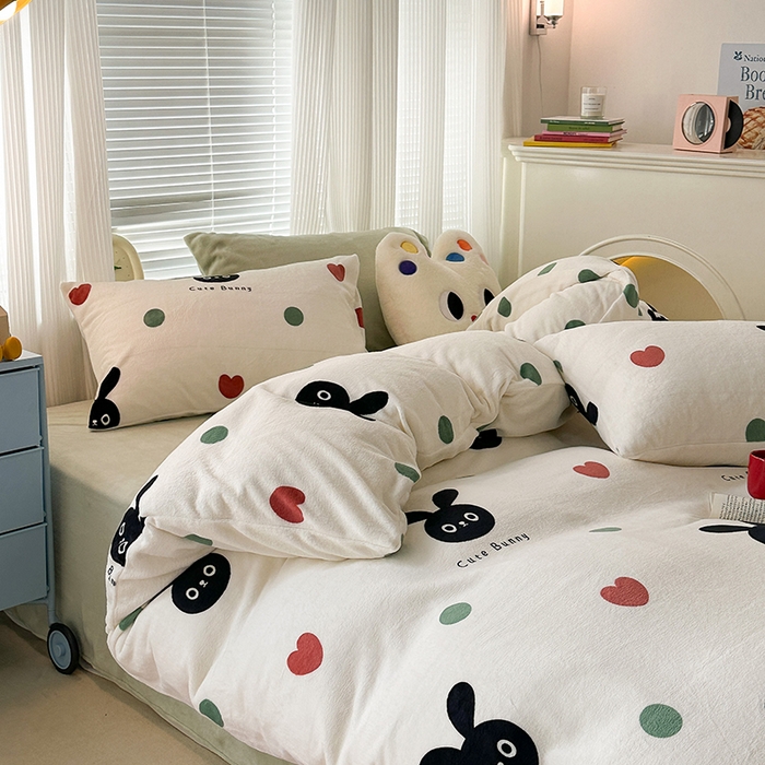 91家纺网 家纺一手货源 找家纺 昔可家纺  2023新款高克重印花牛奶绒卡通系列四件套 波点小黑兔