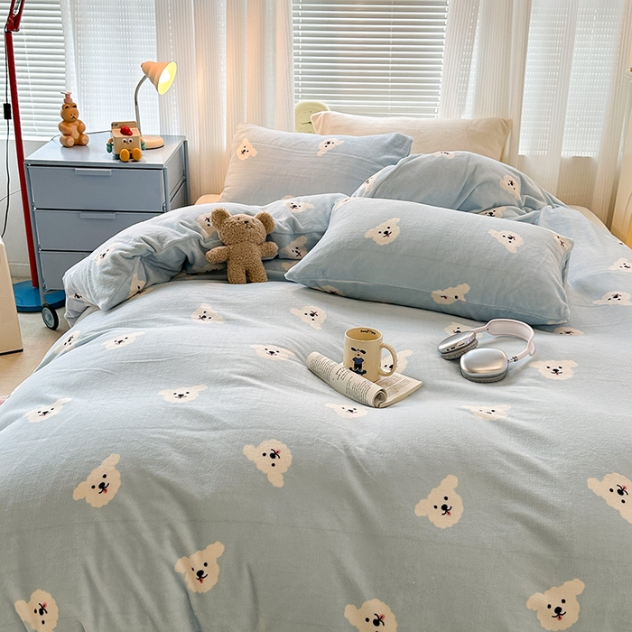 91家纺网 家纺一手货源 找家纺 昔可家纺  2023新款高克重印花牛奶绒卡通系列四件套 蓝底小白熊