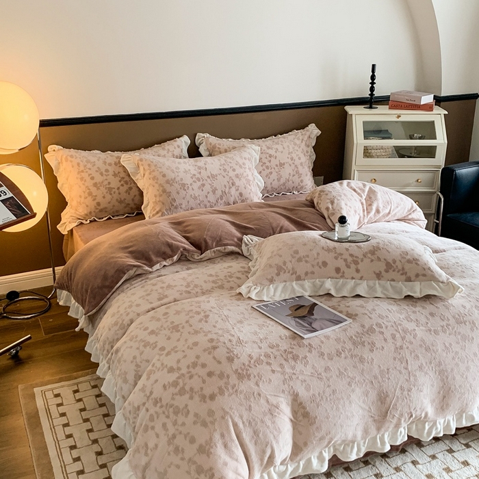 91家纺网 家纺一手货源 找家纺 潘朵拉 2023新款高克重法式花边着色雕花牛奶绒四件套 梨花咖