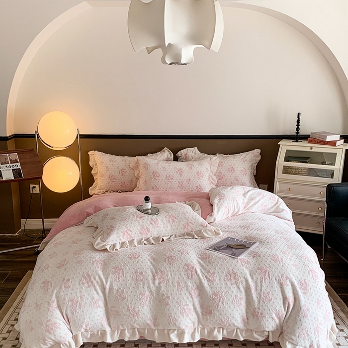 91家纺网 家纺一手货源 找家纺 潘朵拉 2023新款高克重法式花边着色雕花牛奶绒四件套 清浅（粉)