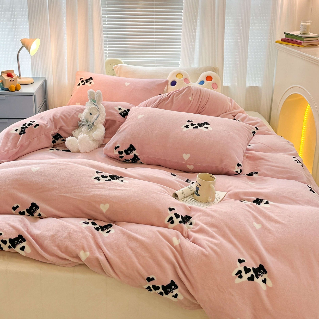 91家纺网 家纺一手货源 找家纺 昔可家纺  2023新款高克重印花牛奶绒卡通系列四件套 爱心小黑猫