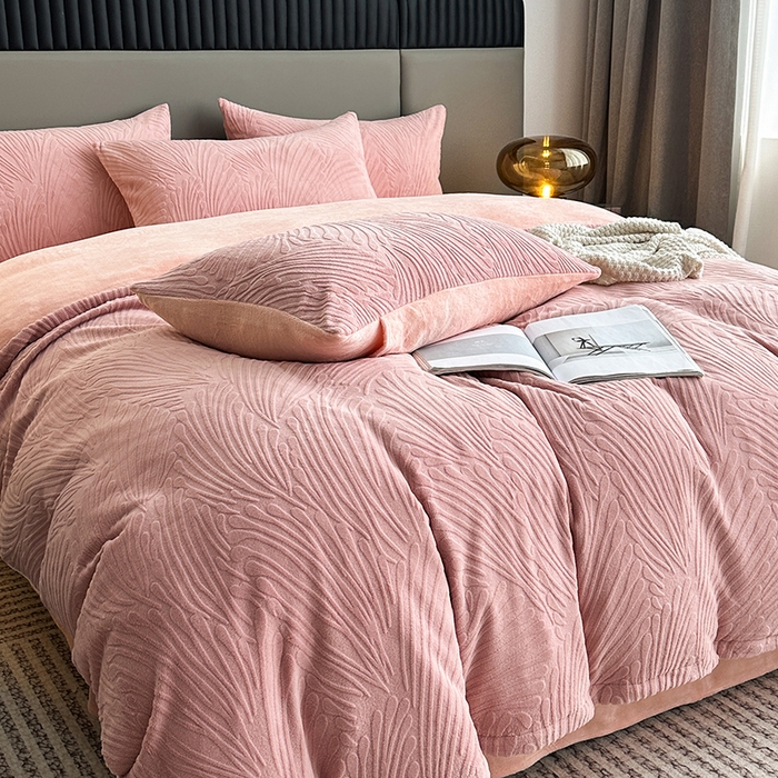 91家纺网 家纺一手货源 找家纺 铠畅家纺 2023爆款A类230g立体雕花牛奶绒四件套 大浪淘沙花型-粉