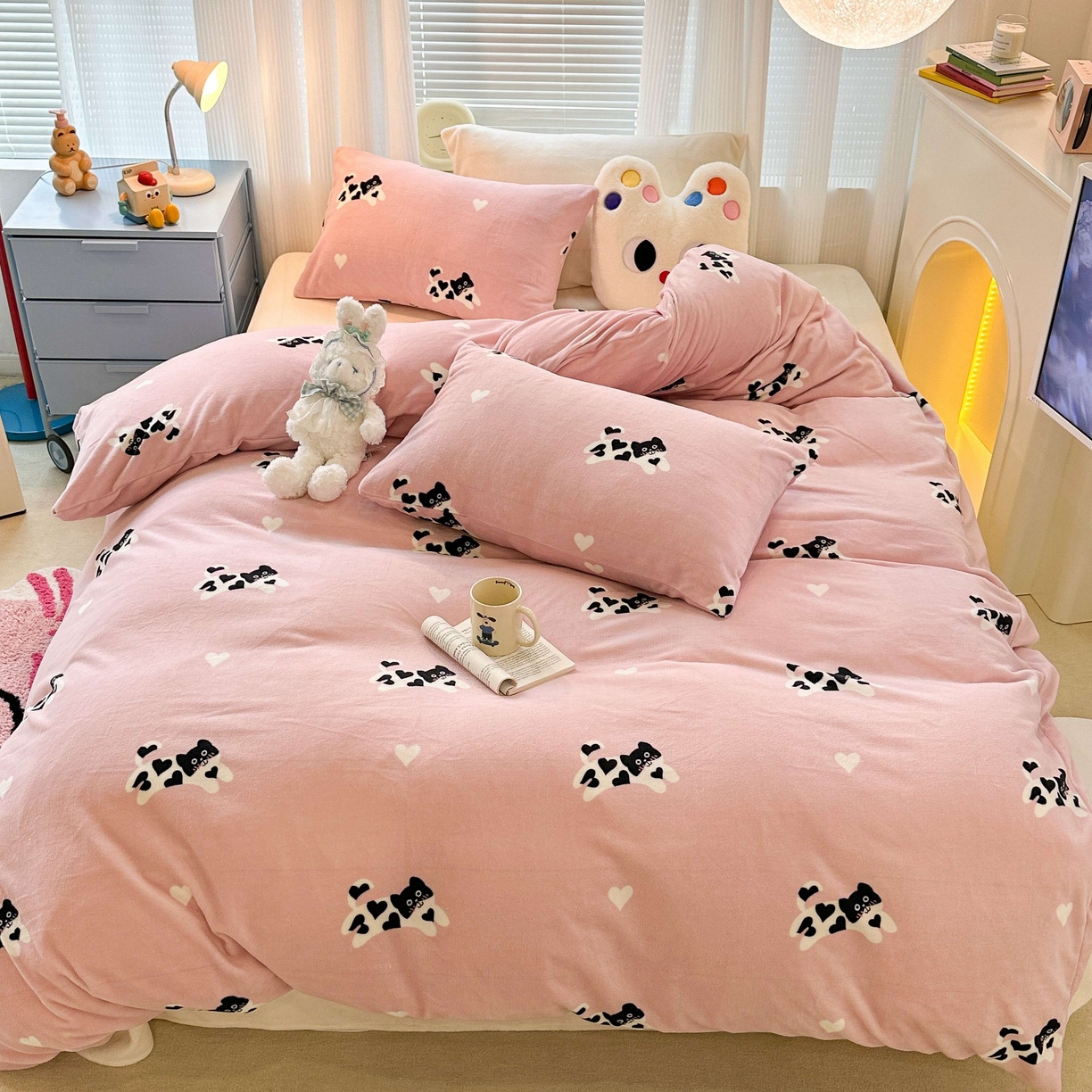 91家纺网 家纺一手货源 找家纺 昔可家纺  2023新款高克重印花牛奶绒卡通系列四件套 爱心小黑猫