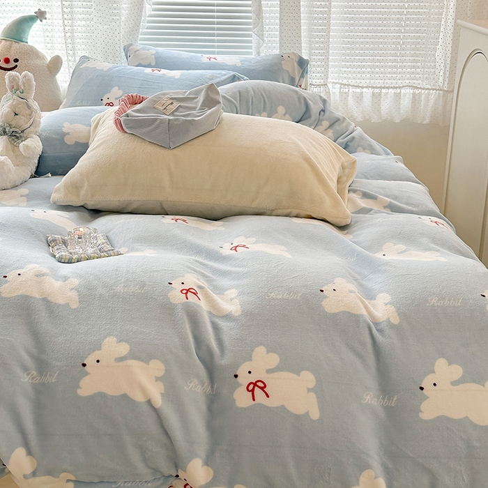 91家纺网 家纺一手货源 找家纺 昔可家纺  2023新款高克重印花牛奶绒卡通系列四件套 丝带小兔蓝