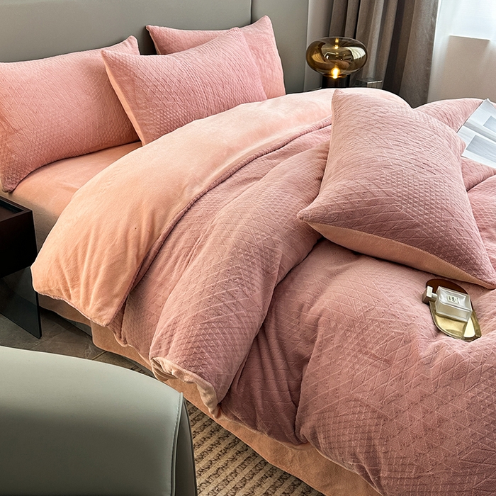 91家纺网 家纺一手货源 找家纺 铠畅家纺 2023爆款A类230g立体雕花牛奶绒四件套 七巧板粉