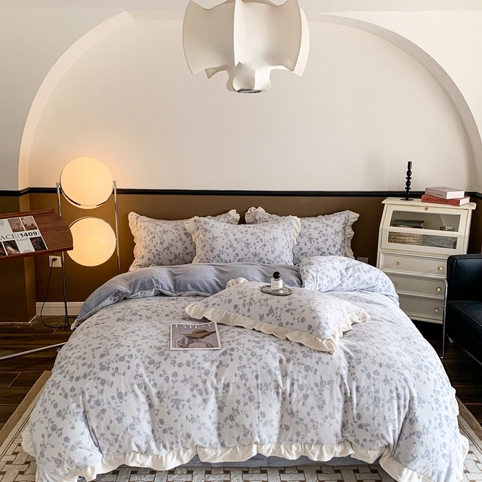 91家纺网 家纺一手货源 找家纺 潘朵拉 2023新款高克重法式花边着色雕花牛奶绒四件套 梨花兰