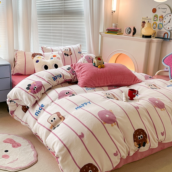 91家纺网 家纺一手货源 找家纺 昔可家纺  2023新款高克重印花牛奶绒卡通系列四件套 吐司面包