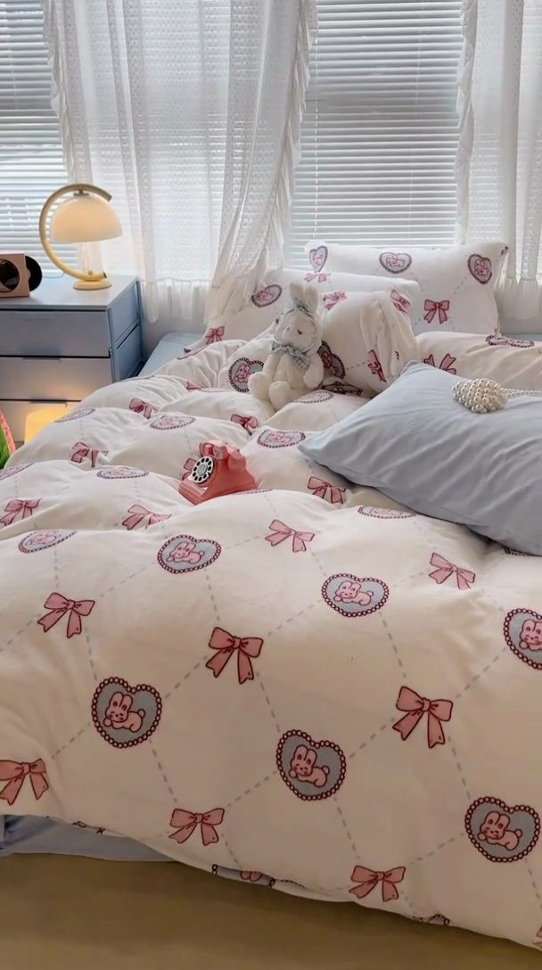 91家纺网 家纺一手货源 找家纺 昔可家纺  2023新款高克重印花牛奶绒卡通系列四件套 菱格爱心兔